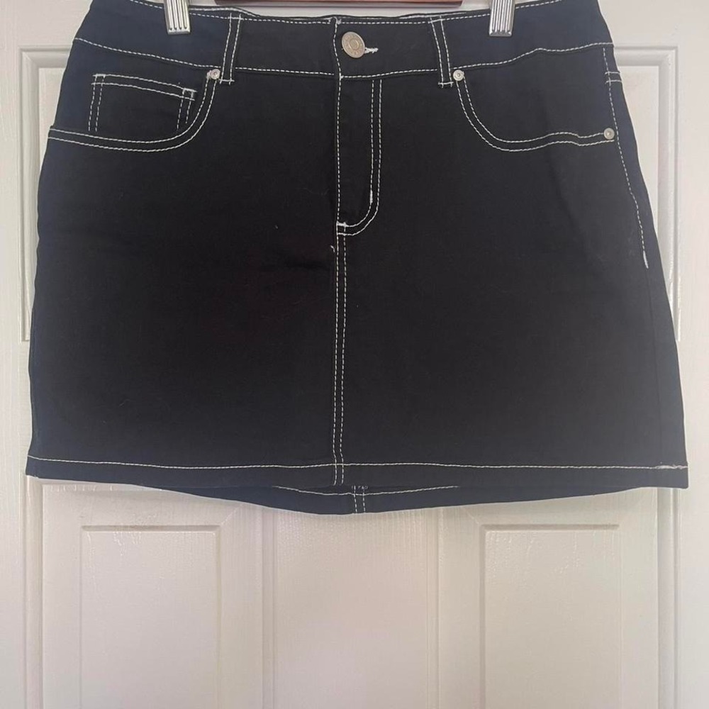 Woman's‎ black mini skirr